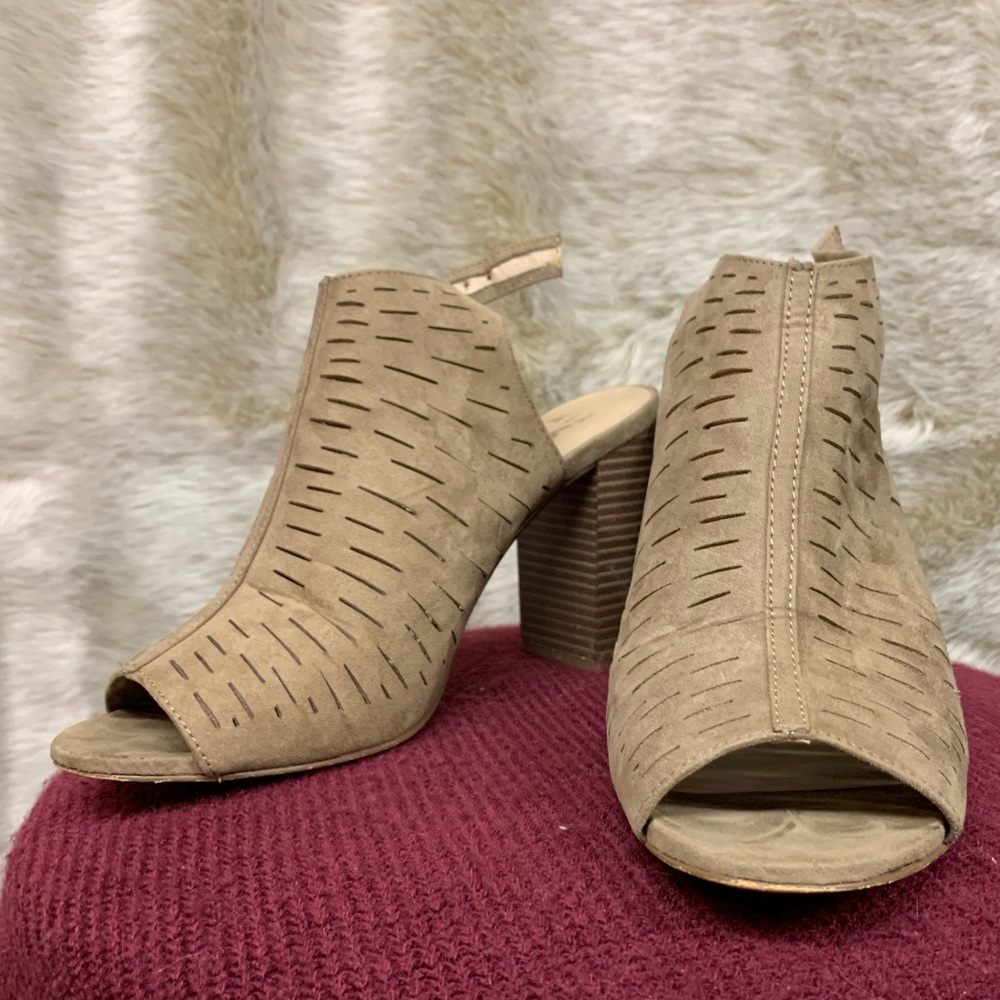 Mix No. 6, tan heels w/ cutout detailing, size